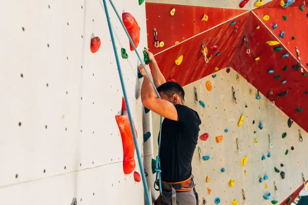 Joven Sube Una Pared Roca Aire Libre —  Fotos de Stock