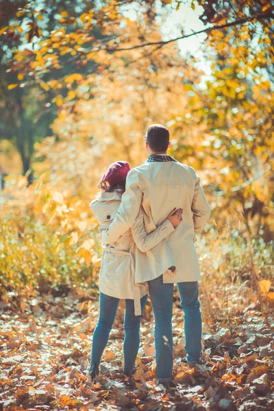 可爱的夫妇穿着配套的衣服在秋季公园散步 — 图库照片