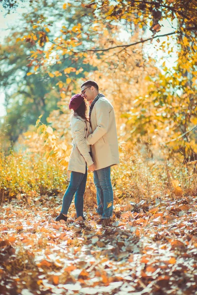 Pareja Enamorada Excede Ternura Naturaleza Disfrutando Hermosa Vista Del Otoño — Foto de Stock