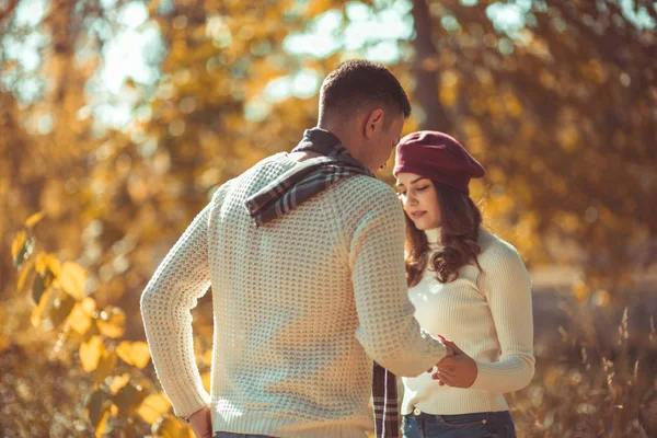 Hermosa Pareja Está Pasando Tiempo Calidad Juntos Parque Disfrutando Del —  Fotos de Stock