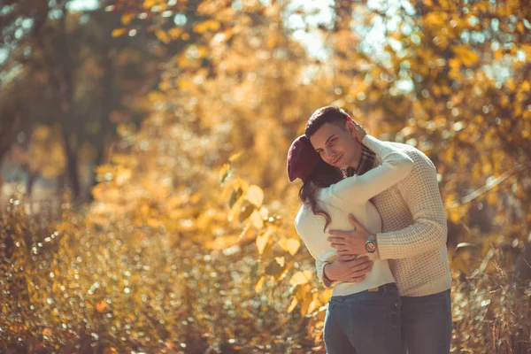 Tatlı Çift Sarılma Çok Mutlu Görünüyordu Parkta Güneşli Gün Keyif — Stok fotoğraf