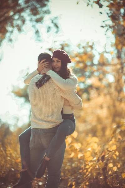 现代年轻夫妇正在大自然中度过时光 拥抱和拥抱 — 图库照片