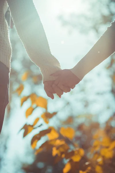 Romantische Jong Koppel Buitenshuis Hand Hand Buurt Van Aard Bomen — Stockfoto