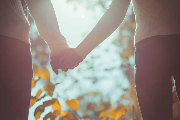 Linda Pareja Ropa Emparejada Está Cogida Mano Disfrutando Vista Naturaleza — Foto de Stock