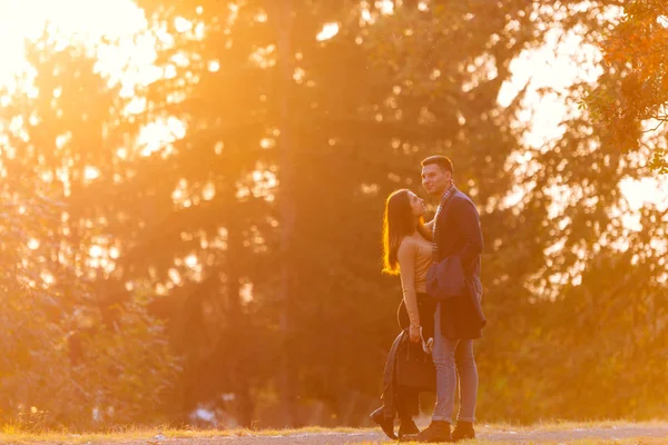 Zwei Liebende Teilen Sich Einen Moment Vor Sonnenuntergang — Stockfoto