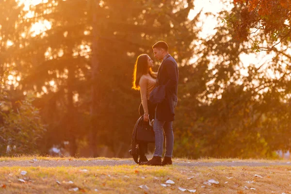 Dos Amantes Compartiendo Momento Antes Del Atardecer — Foto de Stock