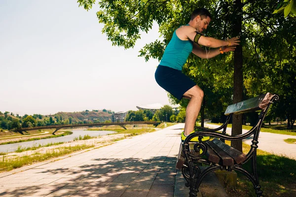 Fit Man Uitrekken Voorbereiden Van Run Het Park — Stockfoto