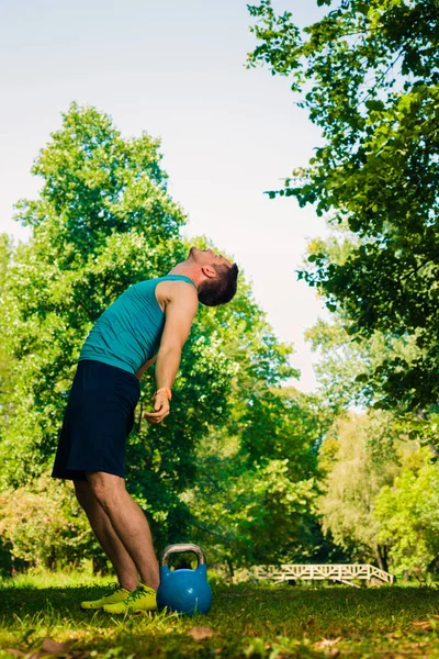 适应人热身前开始锻炼与壶进入公园 — 图库照片