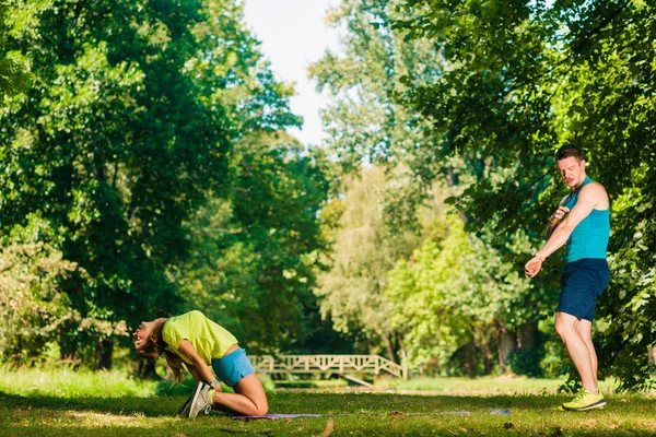 Cuplu Fitness Care Exercită Parc — Fotografie, imagine de stoc