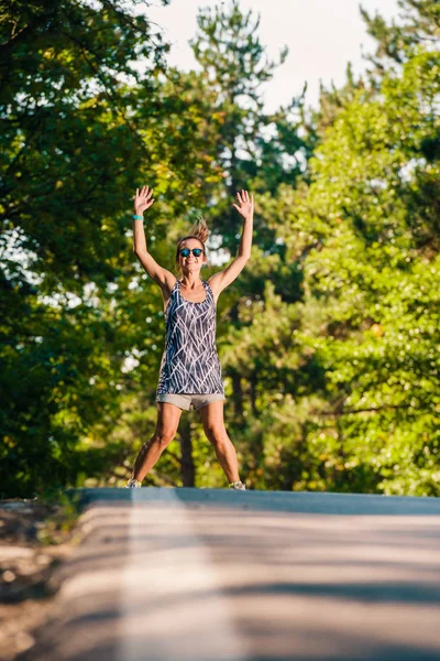 Fit Meisje Opwarming Van Aarde Voor Joggen Het Bospad — Stockfoto