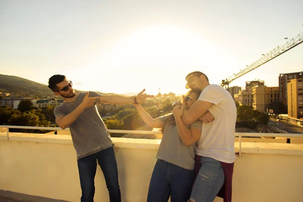 Tres Amigos Disfrutando Vista Ciudad Desde Azotea —  Fotos de Stock