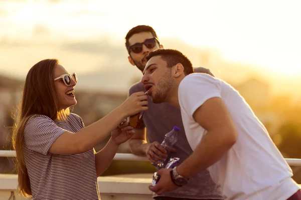 Groupe Jeunes Amis Blancs Relaxant Sur Terrasse Été — Photo