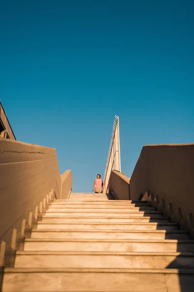 Mädchen Rastet Nach Joggen Durch Die Treppe Stadtplatz Aus — Stockfoto