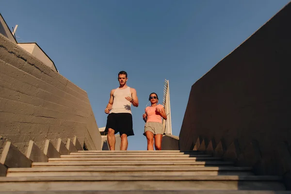 Fitnesspaar Läuft Stadtplatz Durch Die Untergeschosse — Stockfoto