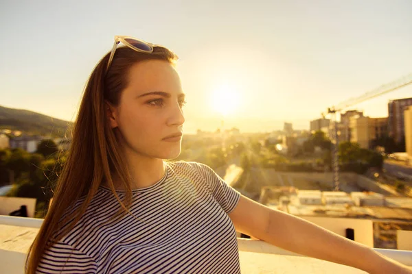 Ragazza Con Gli Occhiali Sole Posa Sul Balcone Estate — Foto Stock