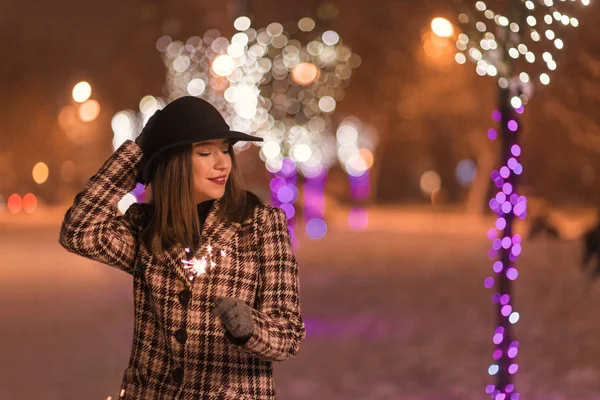 Havai Fişekleri Kış Aylarında Noel Yalnız Parkta Tutan Genç Kız — Stok fotoğraf