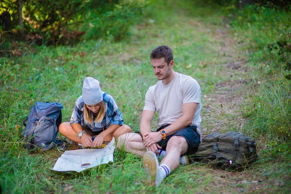 Genç Çift Dinleniyor Ormanın Içindeki Haritayı Kontrol Ediyor Yazın Dağda — Stok fotoğraf