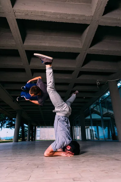 Fit Friends Make Tricks While Exercising Parkour — Stock Photo, Image