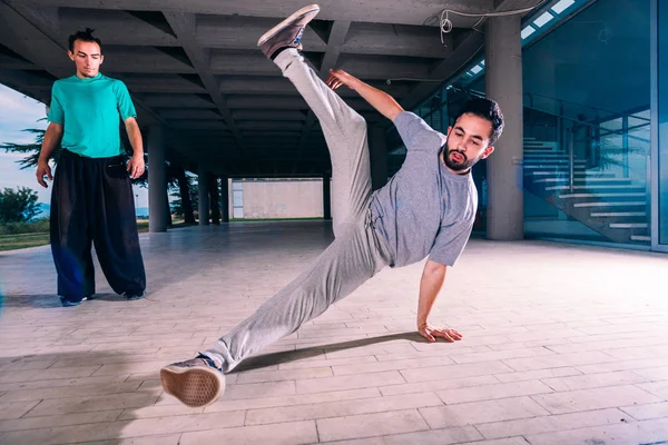 Passform Vänner Gör Tricks När Tränar Parkour — Stockfoto