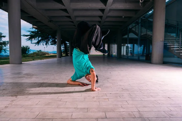 Fit Guy Faire Des Tours Tout Entraînant Parkour Endroit Urbain — Photo