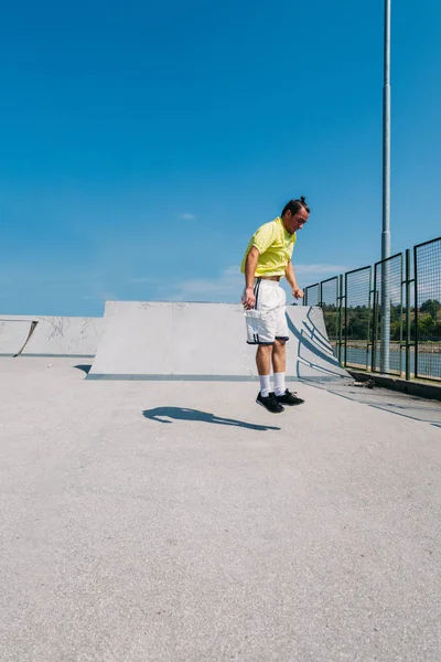 Homme Faisant Exercice Parkour Plein Air Dans Skatepark — Photo