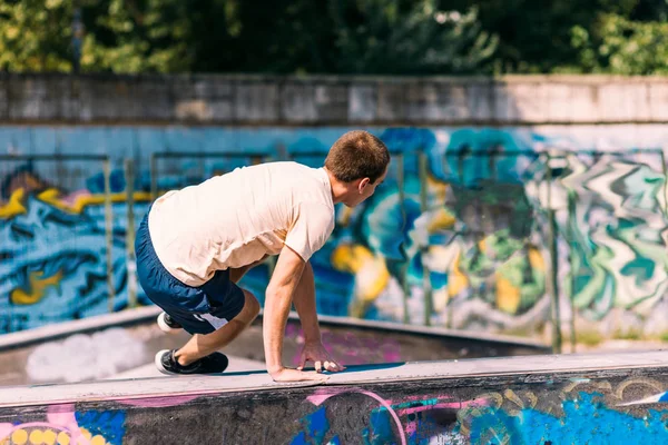 Ücretsiz Runner Eğitim Parkour Skatepark Engelleri Üzerinde — Stok fotoğraf