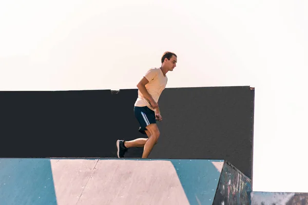 Jeune Homme Parkour Prêt Sauter Mur — Photo