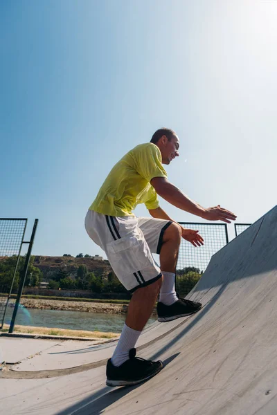 Erwachsener Trainiert Parkour Beim Hindernisspringen Der Stadt — Stockfoto