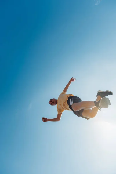 青空の下で公園を運動する男 — ストック写真