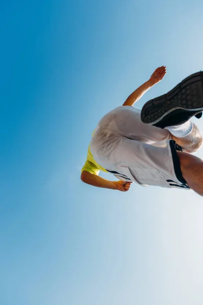Sport Man Opleiding Parkour Tijdens Het Springen Lucht — Stockfoto