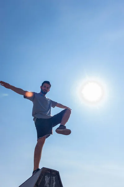 Free Runner Training Parkour Enquanto Equilibra Seu Corpo Livre — Fotografia de Stock