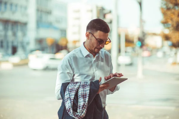 Hombre Negocios Caucásico Camisa Blanca Sosteniendo Tableta Día Soleado Aire — Foto de Stock