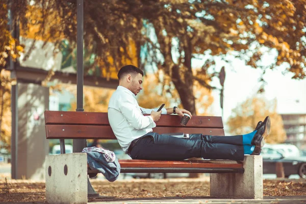 Dinlenme Işadamı Arıyor Huzur Içinde Parkta Onun Telefon Arayan Bir — Stok fotoğraf