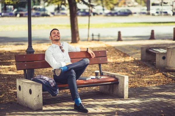 Uomo Affari Sembra Soddisfatto Rilassato Mentre Seduto Una Panchina Nel — Foto Stock