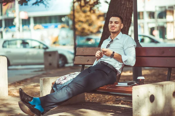 Ein Attraktiver Junger Mann Sitzt Allein Auf Einer Bank Park — Stockfoto