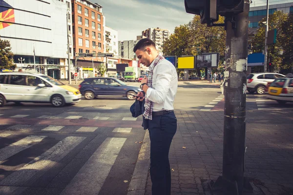 Şık Bir Adamı Yaya Geçmeye Beklerken Cep Telefonunu Tutan Bir — Stok fotoğraf