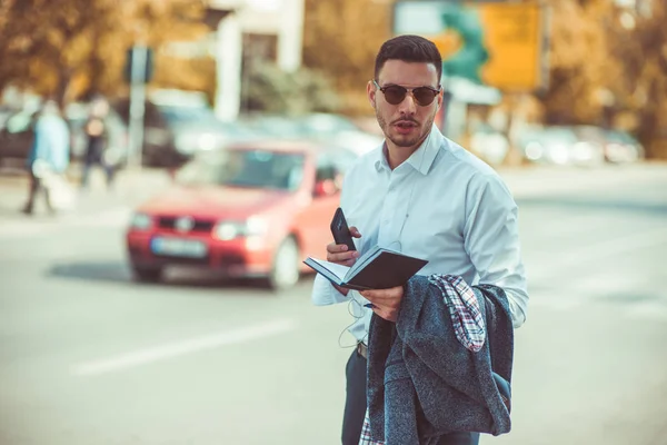 Hombre Negocios Guapo Está Ciudad Hablando Caminando Por Calle Sosteniendo —  Fotos de Stock