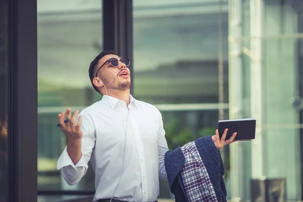 Jovem Empresário Urbano Bonito Planejando Seu Trabalho Caderno Enquanto Estava — Fotografia de Stock