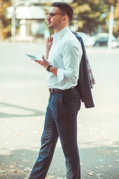 Kaukasischer Geschäftsmann Weißen Hemd Mit Tablette Sonnigem Tag Freien — Stockfoto