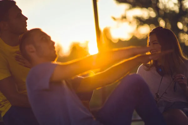 Tre Amici Stanno Godendo Bellissimo Tramonto Nel Parco Sorridendo Scherzando — Foto Stock