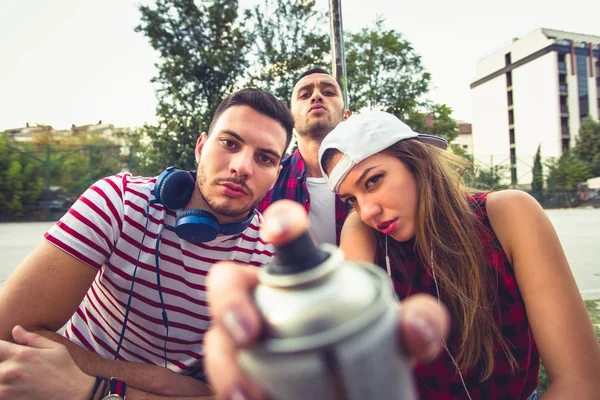 Jóvenes Personas Descuidadas Están Siendo Serios Pasar Tiempo Juntos Lugar — Foto de Stock