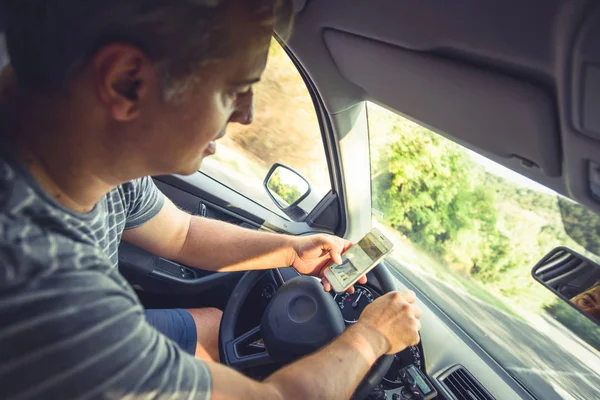 Homem Mensagens Texto Telefone Celular Durante Condução Imprudente Carro — Fotografia de Stock