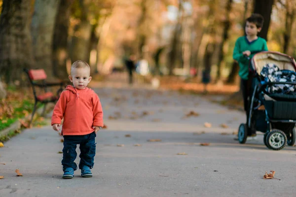 Retrato Aire Libre Del Niño Feliz Mientras Camina Por Camino —  Fotos de Stock