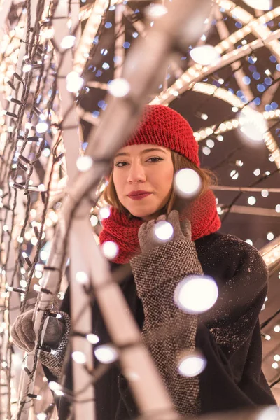 Chapeau Rouge Fille Debout Intérieur Des Lumières Sapin Noël Nuit — Photo