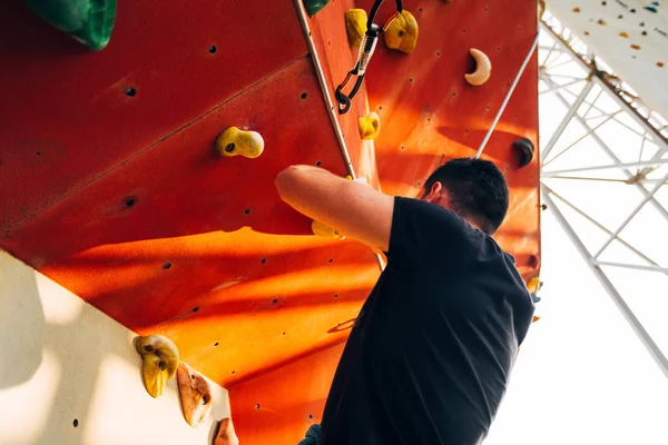 Jovem Alpinista Escalando Rocha Prática Centro Escalada Pedregulho — Fotografia de Stock