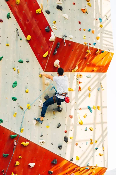 Fešák Mladý Muž Bouldering Nebo Rock Lezení Venku — Stock fotografie