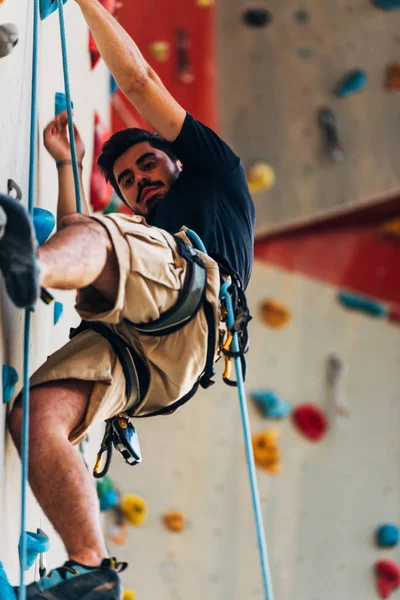 Ung Man Klättring Vägg Rock Extrem Sport — Stockfoto