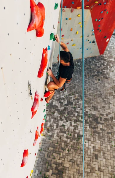 Hombre Escalador Pared Escalada Artificial Gimnasio Bouldering —  Fotos de Stock