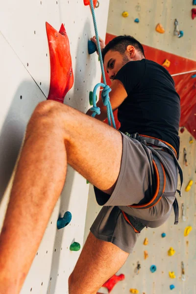 Hombre Escalador Pared Escalada Artificial Gimnasio Bouldering —  Fotos de Stock