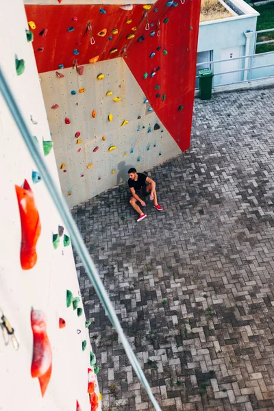 Jovens Alpinistas Preparam Para Escalar Pedras Rochas Artificiais — Fotografia de Stock